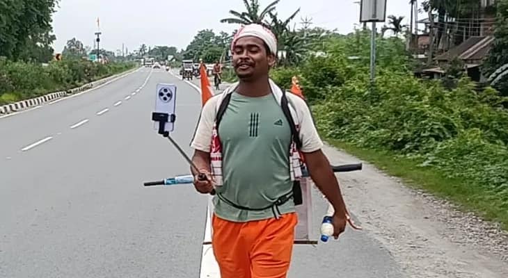 বিশ্ব শান্তির বার্তা দিতে অসমের গুয়াহাটি থেকে হেঁটে কেদারনাথের উদ্দেশে যাত্রা তাপসের, পৌঁছলেন জলপাইগুড়িতে