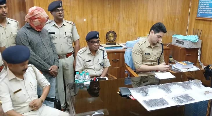 ফারাক্কার এক অস্ত্র কারবারীকে ৭টি আগ্নেয়াস্ত্রসহ গ্রেপ্তার করল বহরমপুর থানার পুলিস