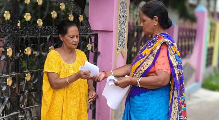 বাড়ি বাড়ি গিয়ে ভাড়া বাড়ির মালিকদের ফর্ম বিতরণ করলেন ময়নাগুড়ি ১৬ নম্বর ওয়ার্ডের কাউন্সিলর তৃণমূলের ললিতা রায়