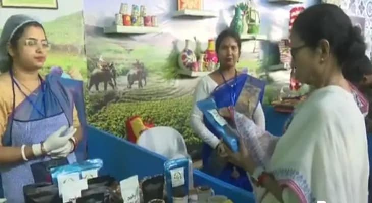 উত্তরের চা কন্যা, শ্যামশ্রী রায় কর্মকারের কাছ থেকে চা কিনলেন খোদ মুখ্যমন্ত্রী মমতা বন্দ্যোপাধ্যায়