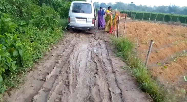 ট্রাক্টরের চাকার কাদায় রাস্তায় আটকে গেল যান, উপস্থিত বুদ্ধি খাটিয়ে গাড়িতেই প্রসব করালেন স্থানীয় আশাকর্মী