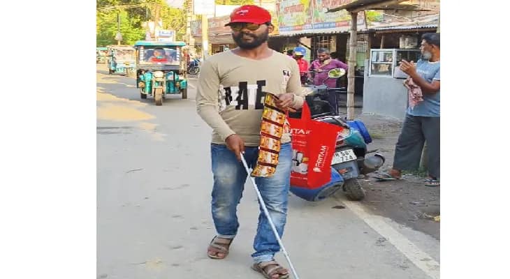 চোখে দেখতে পান না, মেলেনি চাকরিও, ডোমকলের মিলন এবার রিয়ালিটি শোয়ে
