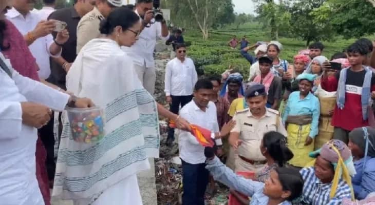 বাগডোগরার পথে চা বাগানে হাজির মমতা, শ্রমিকদের সঙ্গে বললেন কথা