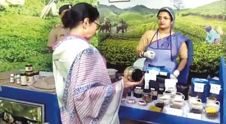 স্টলে এসে চা কিনেছেন মমতা, আপ্লুত ‘চা কন্যা’