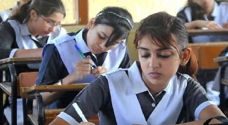 কলেজে কলেজে হন্যে হয়ে ঘুরছে পড়ুয়ারা, বাড়ছে চিন্তা