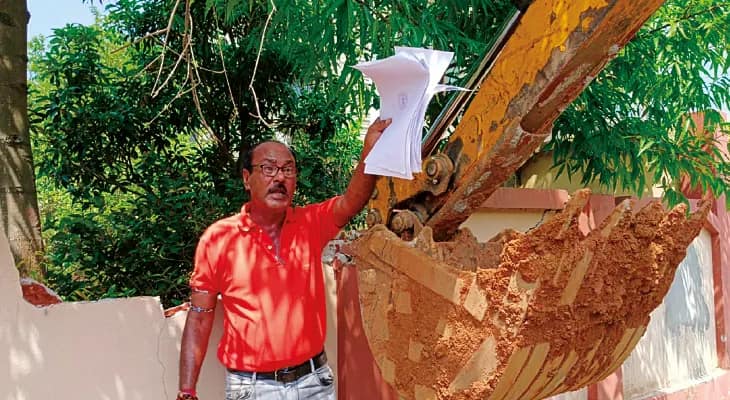 বিষ্ণুপুর শহরে পাঁচিল ভাঙা ঘিরে তুমুল উত্তেজনা, বুলডোজারের সামনে বাধা