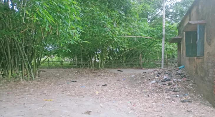 রাস্তা নেই, অন্যের জমি দিয়ে যাতায়াত দরিয়াপুর কলোনির ৩২টি পরিবার ব্যাপক সমস্যায়