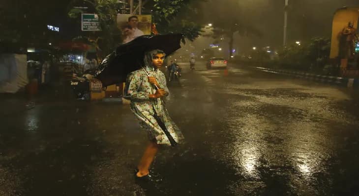 ব্যাপক ঝড়বৃষ্টিতে বিপর্যস্ত জনজীবন