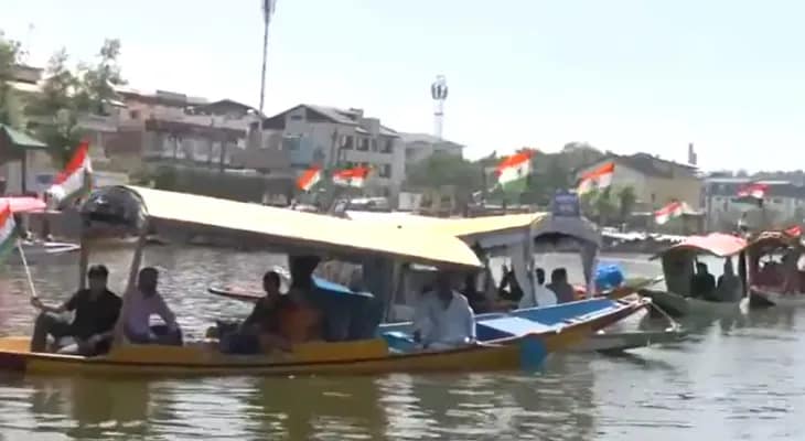 অপারেশন সিন্দুর: শ্রীনগরের ডাল লেকে আয়োজন করা হয়েছে তিরঙ্গা র ্যালির