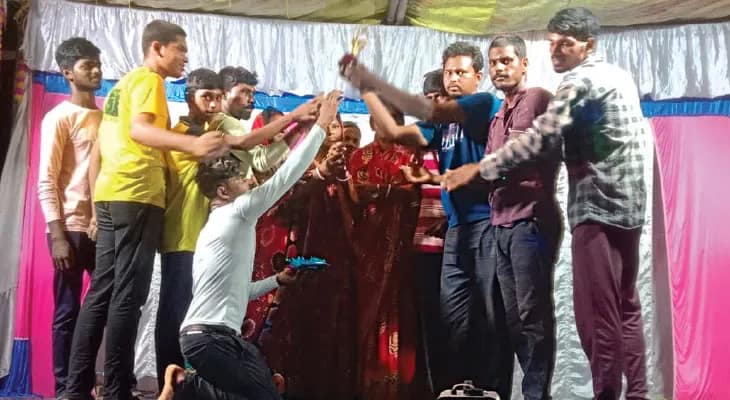 প্লেনের আলোয় আতঙ্ক, অনুষ্ঠান বন্ধ করে গৃহবন্দি গ্রাম