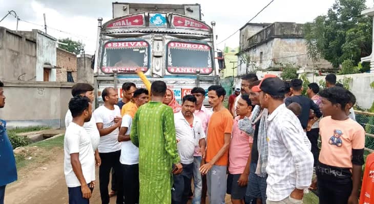 রঘুনাথপুরে বেহাল রাস্তা সংস্কারের দাবিতে অবরোধ