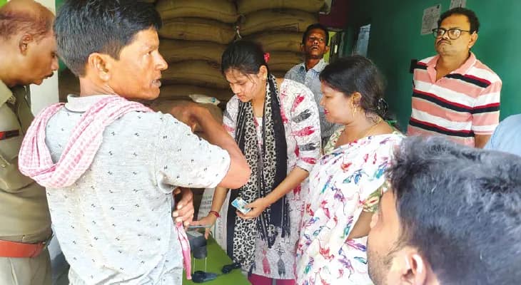 আদিবাসী মানুষের খাদ্যসামগ্রী পাওয়া নিশ্চিত করতে রেশন দোকানে নজরদারি খাদ্যদপ্তরের