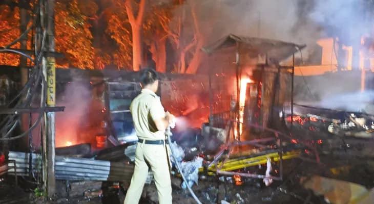 বর্ধমানে মহিলা কলেজের সামনে আগুন ভস্মীভূত হল দু’টি দোকান