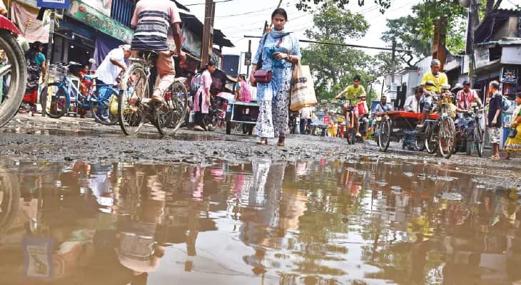 মছলন্দপুর স্টেশন লাগোয়া রাস্তার বেহাল দশা, জীবনের ঝুঁকি নিয়ে চলছে যাতায়াত