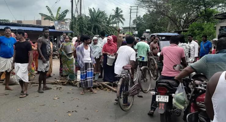 পাঁশকুড়ার বিভিন্ন স্থানে তীব্র জল সঙ্কট, আজ সকালে কনকপুরে রাস্তা অবরোধ স্থানীয় বাসিন্দাদের