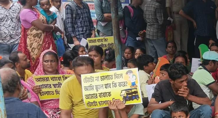 কাটোয়া শহরে ‘অবৈধ’ টোটোর বিরুদ্ধে পুলিসি অভিযানের প্রতিবাদে আঞ্চলিক পরিবহন দপ্তরে চালকদের বিক্ষোভ
