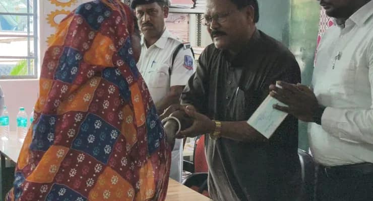 জলপাইগুড়ির দুধিয়া চরে হাতির হানায় মৃত দু’জনের পরিবার হাতে পাঁচ লক্ষ টাকা করে ক্ষতিপূরণ তুলে দেওয়া হল