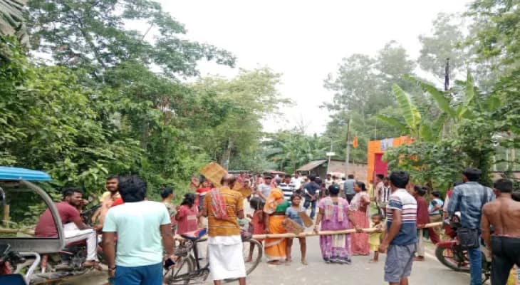 পিএইচই’র পাইপ ফেটে বিপত্তি, জল না পেয়ে রাজ্য সড়ক অবরোধ