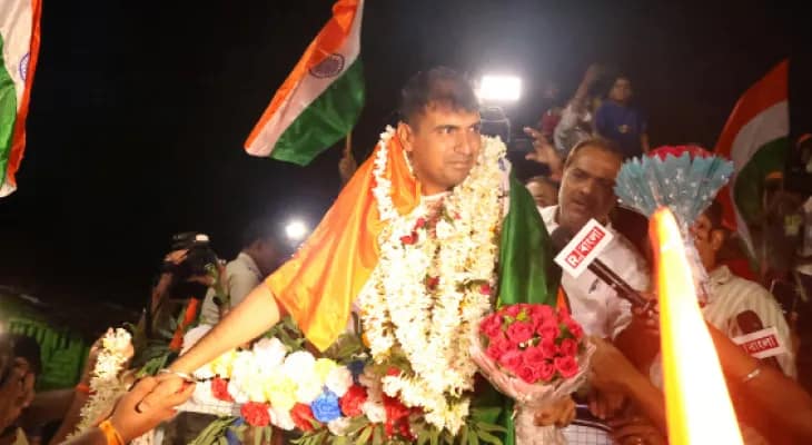 বাড়ি ফিরলেন পূর্ণম সাউ, শঙ্খধ্বনি আর উলুতে আনন্দে ভাসল রিষড়া