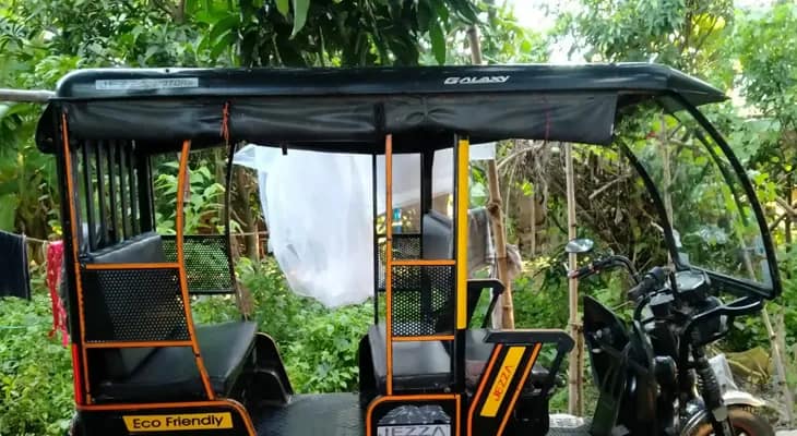 কাটোয়ায় টোটো ধরপাকড় শুরু হতেই বিক্ষোভ, ঘেরাও