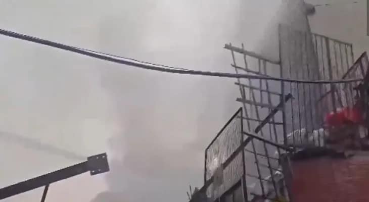 দিল্লির সেক্টর ২তে একটি কারখানায় অগ্নিকাণ্ড, ঘটনাস্থলে দমকলের ১৭টি ইঞ্জিন