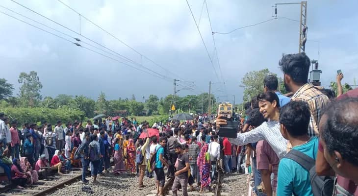 লক্ষ্মীকান্তপুর শাখার একাধিক স্টেশনে অবরোধ মহিলা যাত্রীদের, ব্যাহত ট্রেন চলাচল