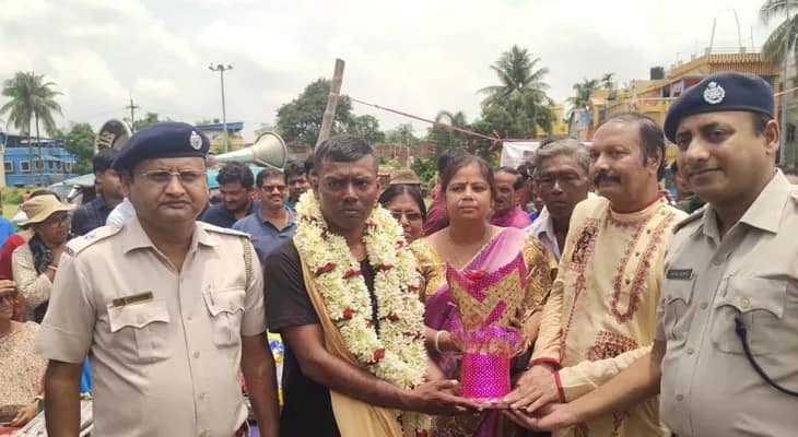মাউন্ট এভারেস্ট জয়ী পুলিস কনস্টেবল লক্ষ্মীকান্ত মণ্ডলকে তমলুক শহরে রাজবাড়ি ময়দানে পুরসভার পক্ষ থেকে সংবর্ধনা দেওয়া হল