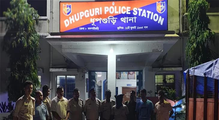 জলপাইগুড়িতে ধূপগুড়ি পুলিসের গোপন অভিযানে বড় সাফল্য, উদ্ধার ২৮০০ বোতল নিষিদ্ধ কাশির সিরাপ