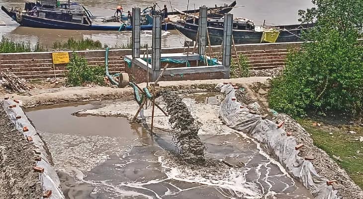 গৌড়েশ্বর নদী থেকে অবৈধভাবে বালি তোলা হচ্ছে, ভাঙছে বাঁধ
