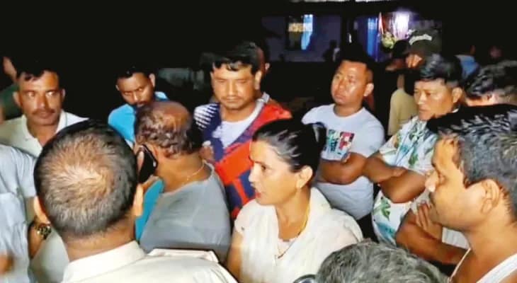 শুঁড়ে তুলে আছাড় দিল হাতি, বাড়ির উঠোনেই মৃত্যু যুবকের, সময় মতো বনকর্মীরা না আসায় বিক্ষোভ কলাবাড়িতে