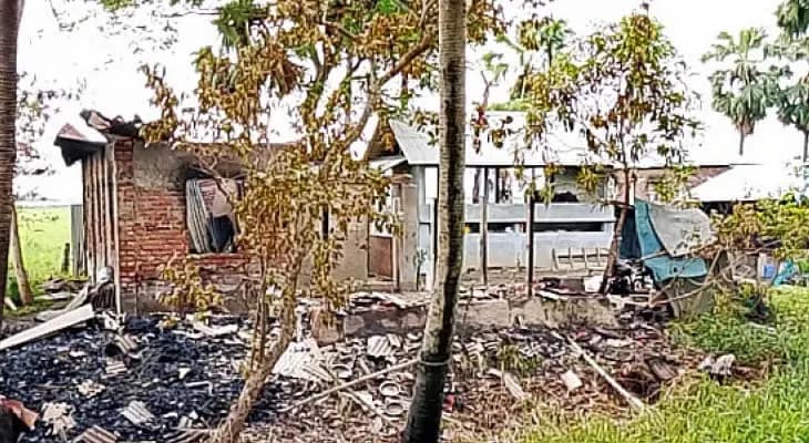 বাংলাদেশে চরমে হিন্দু নির্যাতন ,২০টি বাড়ি পোড়াল মৌলবাদীরা