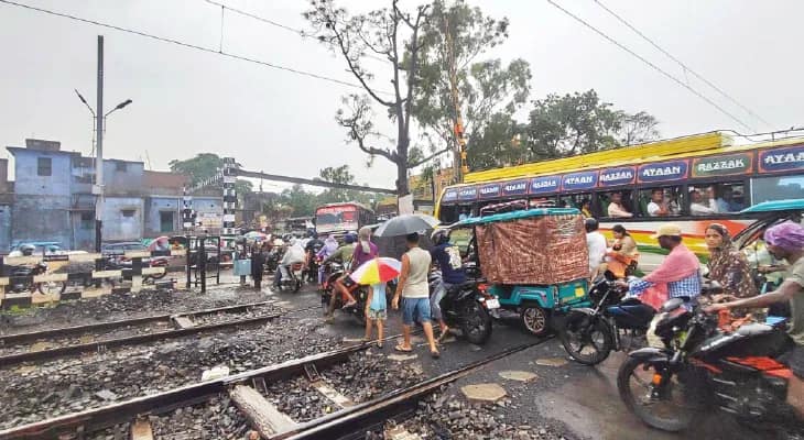 মুরারইয়ে নির্ধারিত সময়ের আগেই লেভেল ক্রসিং খুলতে বাধ্য হল রেল