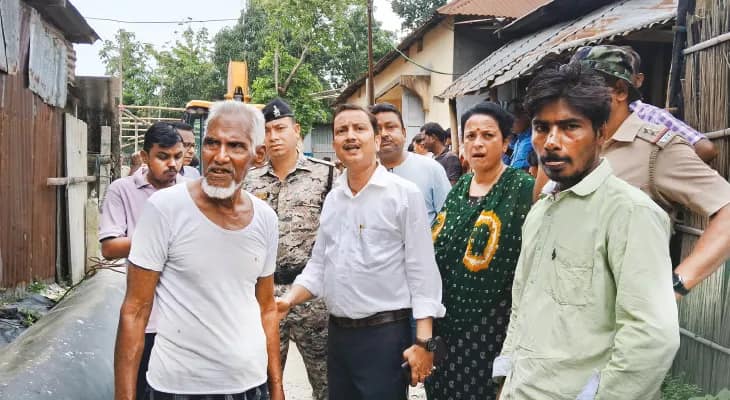 জল প্রকল্পের কাজে বাধা, পুলিস-পুর কর্তৃপক্ষের উপস্থিতিতে বসল পাইপ