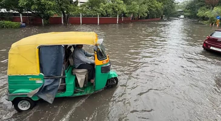 ভয়াবহ বৃষ্টিতে বিপর্যস্ত দিল্লি, মৃত্যু পুলিস আধিকারিকের, ২০০টি বিমান চলাচলেও প্রভাব
