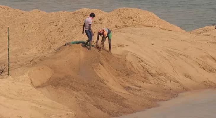 ময়ূরাক্ষী থেকে দেদার বালি চুরির অভিযোগ,  মুখ্যমন্ত্রীকে চিঠি পাঠালেন এলাকাবাসী