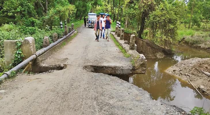 সেতুর কাজ অসম্পূর্ণ রেখে ‘বেপাত্তা’ ঠিকাদার, রাস্তা ধসে যোগাযোগ বন্ধ