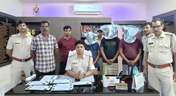 মুর্শিদাবাদের লালগোলা থেকে প্রায় ৩০০ গ্রাম হেরোইন বাজেয়াপ্ত, ধৃত ৩ মাদক কারবারি