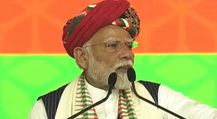 গুজরাতের ভুজে জনসভায় বক্তব্য রাখছেন প্রধানমন্ত্রী নরেন্দ্র মোদি
