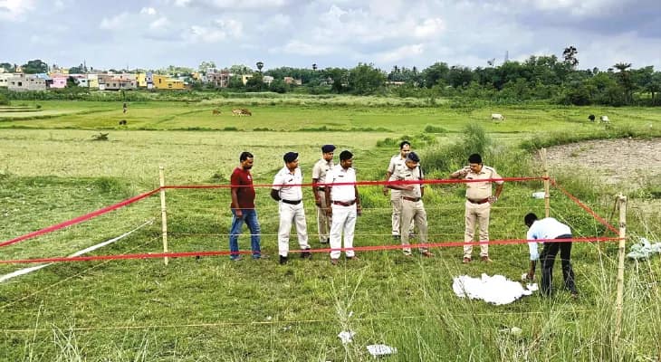 তিলপাড়ায় উদ্ধার যুবকের মাথা থেঁতলানো দেহ, রহস্য
