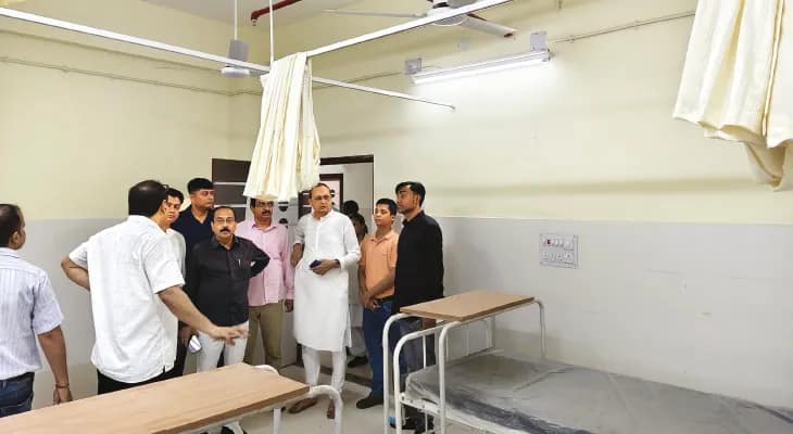 কান্দি মহকুমা হাসপাতাল পরিদর্শনে জেলার মুখ্য স্বাস্থ্য আধিকারিক সন্দীপ