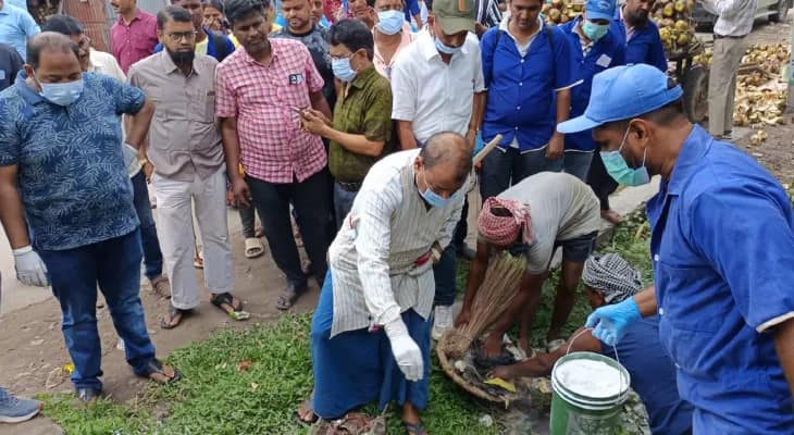ডেঙ্গু রুখতে রঘুনাথগঞ্জ ২ ব্লকে সাফাই অভিযানে বিদ্যুৎ প্রতিমন্ত্রী