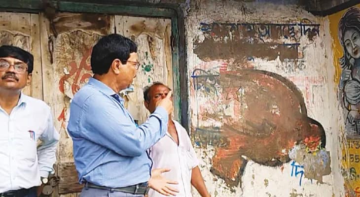 আরামবাগে সিপিএমের প্রতীকে কাদা, গোবর লেপার অভিযোগ