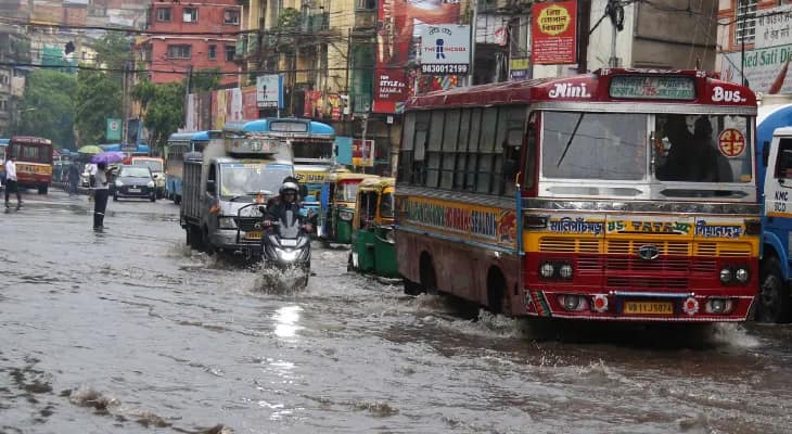 ১২-১টা, এক ঘণ্টার বৃষ্টিতে নাজেহাল শহর, ‘মে মাসেই বর্ষার উঁকিঝুঁকি!’