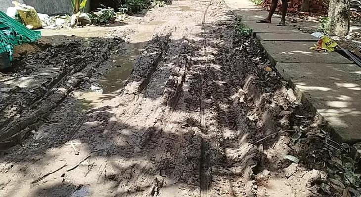 স্বরূপনগরে দীর্ঘদিন রাস্তা বেহাল,  দ্রুত মেরামতির দাবি বাসিন্দাদের