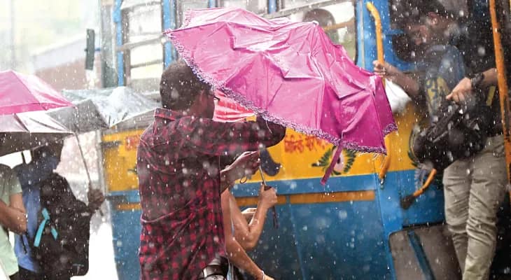 এবার বৃষ্টি বাড়বে রাজ্যজুড়েই,  তুলনায় বেশি হবে উত্তরবঙ্গে