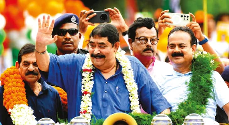 প্রাকৃতিক দুর্যোগ উপেক্ষা করেই বোলপুরে তৃণমূলের মহামিছিল