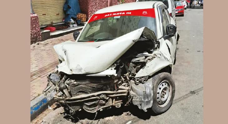 বাইক-ক্যাবে ধাক্কা, ট্রাফিক কিয়স্ক ভাঙলেন গাড়িচালক