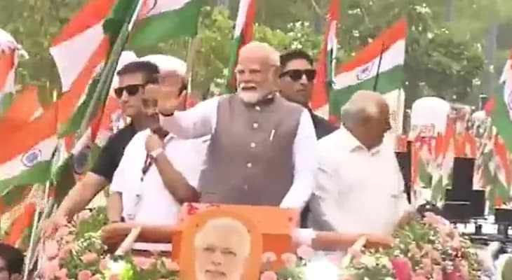 গুজরাতের গান্ধীনগরে রোড শো করছেন প্রধানমন্ত্রী নরেন্দ্র মোদি