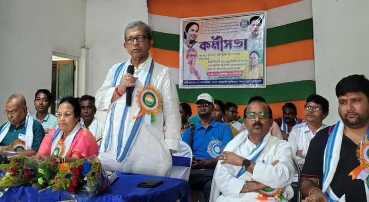 মঙ্গলবার সবংয়ের দশগ্রামে কর্মীসভায় বক্তব্য রাখেন মন্ত্রী মানস ভুঁইয়া