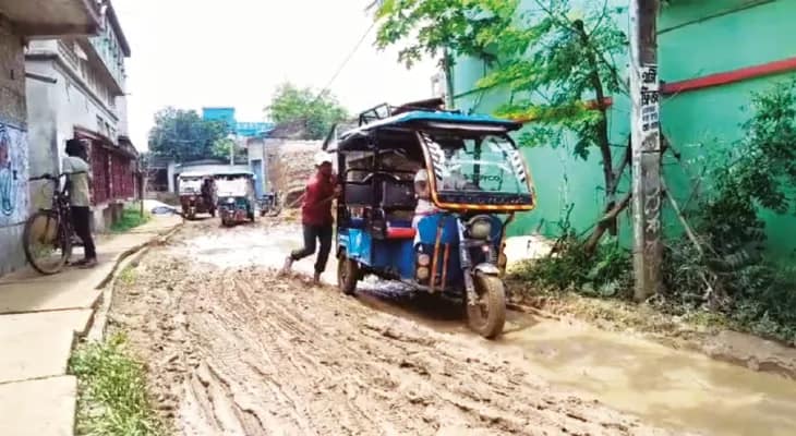 বেহাল রাস্তা, সংস্কারের দাবি ভরতপুর পঞ্চায়েতের সামনে বিক্ষোভ